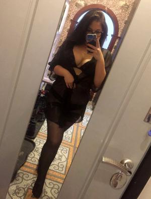 СТРОЙНАЯ МОЛОДАЯ КРАСИВАЯ БРЮНЕТКА ПРИГЛАШАЕТ В ГОСТИ. | Пикапер