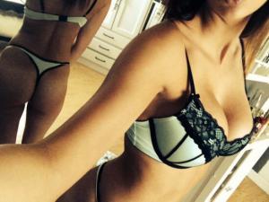 Раздвинула ножки,не хватает только тебя!.... | Пикапер