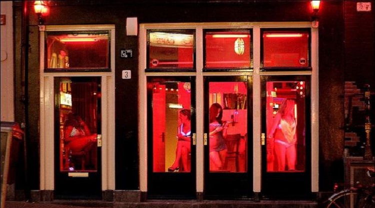 Голые проститутки в окне